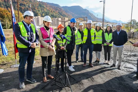 Novinarska konferenca začetek del nadgradnje železni&scaron;kega logističnega vozli&scaron;ča Jesenice mag Alenka Bratu&scaron;ek Ministrica za za infrastrukturo in mag. Peter Bohinec župan občine Jesenice / Foto: Tina Dokl