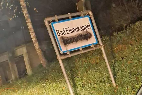 V občini Železna Kapla &ndash; Bela so premazali slovenske napise na sedmih dvojezičnih tablah, med njimi tudi tablo pred vhodom v naselje z jezerske strani. / Foto: Časopis Novice Celovec  