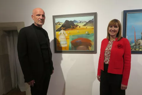 Gostitelj in gostja, vodja Galerije Pre&scaron;ernovih nagrajencev Marko Arnež in direktorica Koro&scaron;ke galerije likovnih umetnosti Petra Čeh / Foto: Igor Kavčič