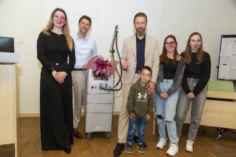 V Dru&scaron;tvu Viljem Julijan so Dermatovenerolo&scaron;ki kliniki UKC Ljubljana podarili poseben medicinski laser, ki bo omogočil zdravljenje otrok in mladostnikov z ognjenimi znamenji. Na sliki desno je &Scaron;kofjeločanka Taja Pov&scaron;ič. / Foto: Kolar Tomaz, Arhiv Dru&scaron;tva