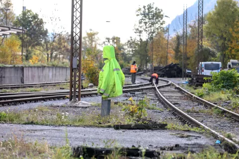Novinarska konferenca začetek del nadgradnje železni&scaron;kega logističnega vozli&scaron;ča Jesenice mag Alenka Bratu&scaron;ek Ministrica za za infrastrukturo in mag. Peter Bohinec župan občine Jesenice obnova gradnja popravilo tirov tir železnica vlak železni&scaron;ko logistično vozli&scaron;če delavci / Foto: Tina Dokl