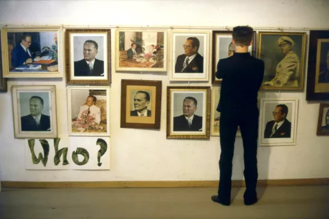 Ne bom oprala teh krvavih madežev jeseni 1987 v galeriji Pre&scaron;ernove hi&scaron;e. Veliko vpra&scaron;anje WHO? (KDO?) ob polni steni portretov Josipa Broza Tita. / Foto: Arhiv Metoda Frlica