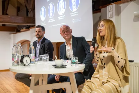 Podjetni&scaron;ka kavarna v Dvoru Jezer&scaron;ek, Damijan Selak - Marmor Hotavlje, Janja Božič Marolt - MEDIANA,Martin Jezer&scaron;ek - JEZER&Scaron;EK / Foto: Primož Pičulin