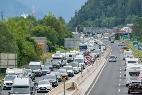 Prometni zastoj avtocesta Jesenice Karavanke Hru&scaron;ica / Foto: Nik Bertoncelj