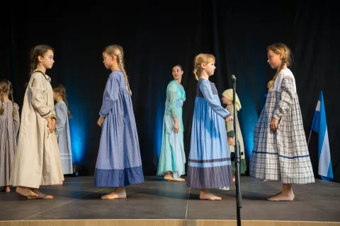 Folklorna skupina Podkuca - koncert Ohranjamo prihodnost, obujamo dedi&scaron;čino v Osnovni &scaron;oli Naklo. / Foto: Primož Pičulin