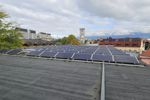 Sončna elektrarna na strehi Mestne občine Kranj. / Foto: Mok
