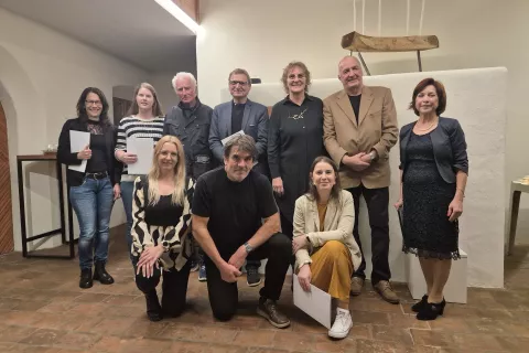 Skupinski portret sodelujočih avtorjev in sodelavcev na odprtju razstave. / Foto: Igor Kavčič