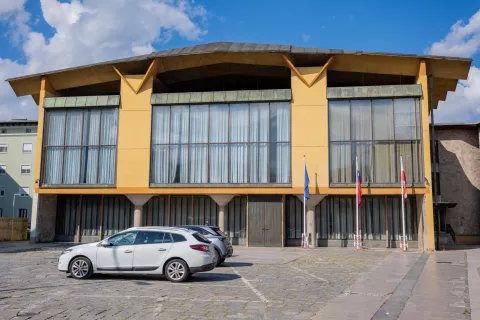 Začeli sanacijo oken na Palači občine