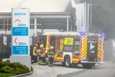 V soboto so medvoški gasilci gasili požar in reševali ponesrečence v podjetju Brinox v Sori. K sreči je šlo le za vajo. / Foto: Peter Košenina