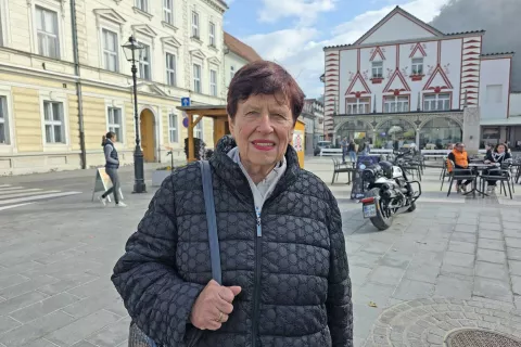 Marjeta Humar, Kamnik: V šoli smo se učili temeljnih postopkov oživljanja, toda sedaj je to malo drugače. Zanimalo me je, kako se uporablja defibrilator, zato sem prišla na dogodek. Sedaj vem. Se pa človek boji, kako bo v praksi. Veliko je srčnih zastojev in pomembno se mi zdi, da imamo znanje o oživljanju. / Foto: Špela Šimenc