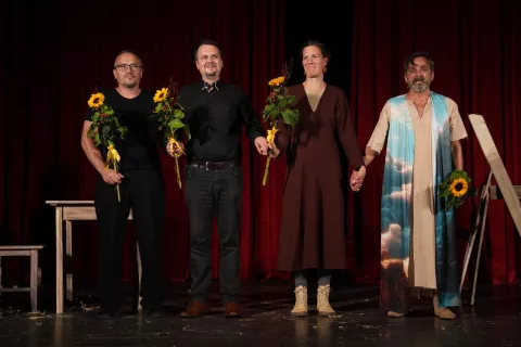 Toplina, vera in nasmeh: SNG Kranj je s predstavo Moj sinko Jezus navdu&scaron;ilo občinstvo v Kokrici. / Foto: Arhiv Sng Kranj (blaž Ocvirk)