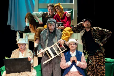 Igralska dru&scaron;čina v predstavi Medvedek Pu / Foto: Nada Žgank