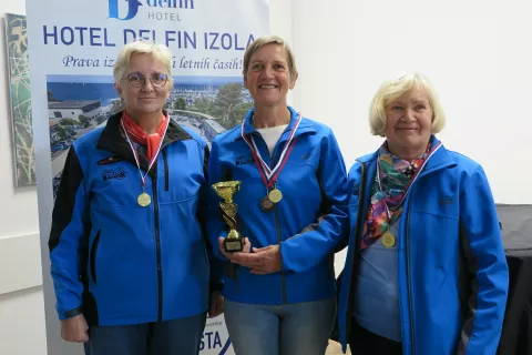 Pokala in medalj za ekipno zmago so se razveselile kamni&scaron;ke upokojenke. / Foto: Vilma Stanovnik