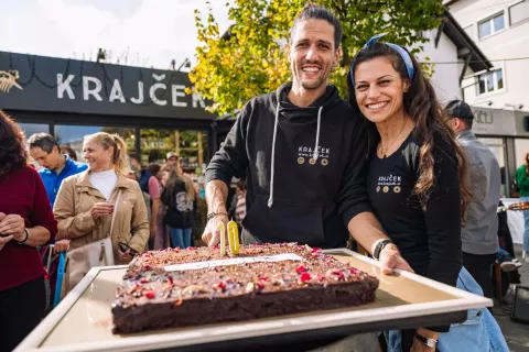Praznovanje 10. rojstnega dne trgovine Krajček v Kranju, na fotografiji Branko Djoković in Nata&scaron;a Naneva / Foto: Primož Pičulin