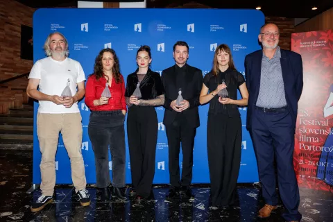 Ekipa filma Kaj ti je Deklica z največ vesnami: (z leve)Julij Zornik, Urška Djukić, Mina Švajger, Saša Tabaković, Jara Sofija Ostan in producent filma Jožko Rutar / Foto: Matjaz Rušt