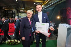 Inovativni mladi kmet Aleš Čadež skupaj s predsednico republike Natašo Pirc Musar / Foto: Tina Dokl