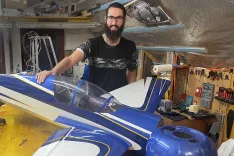 Andrej Mlakar v svoji delavnici z najnovejšim modelom letala / Foto: Tanja Mlinar
