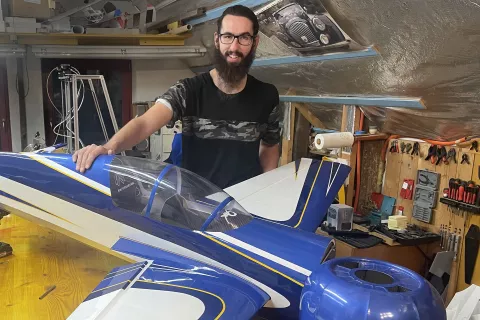 Andrej Mlakar v svoji delavnici z najnovej&scaron;im modelom letala / Foto: Tanja Mlinar