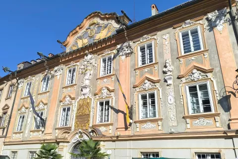  Mestna hi&scaron;a, &Scaron;entvid ob Glini Podpis k sliki (Koroska_6_slika_2.jpg):Slika 2: Otok cvetja, Poreče ob Vrbskem jezeru / Foto: Slavko Zupanc / Foto: Foto: Slavko Zupanc