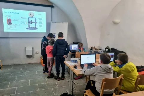 V Žireh so med počitnicami za otroke pripravili brezplačne digitalne delavnice. / Foto: Mateja Rant