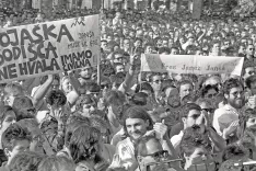 Anton Tomažič iz Domžal s transparentom Free Janez Janša (Osvobodite Janeza Janšo), ki ga je natisnil na računalniku. / Foto: Tone Stojko, Fototeka Muzeja Novejše In Sodobne Zgodovine Slovenije