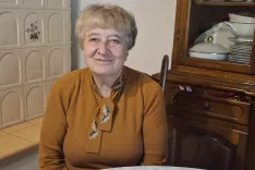 Marija Moschitz na svojem domu v Žabnicah, med njej najdražjimi Višarjami. / Foto: Jože Košnjek