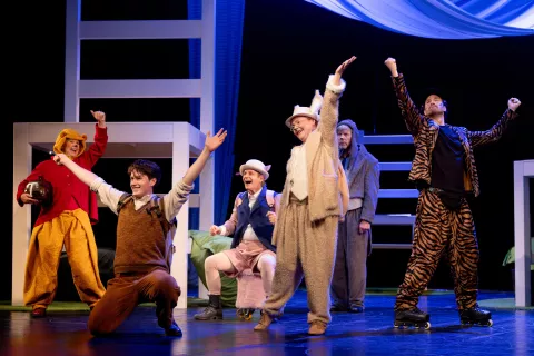 Igralski ansambel se v predstavi zna približati otro&scaron;ki publiki: (z leve)Vesna Pernarčič, Peter Alojz Marn, Aljo&scaron;a Ternov&scaron;ek, Vesna Jevnikar, Borut Veselko in Miha Rodman. / Foto: Nada Žgank