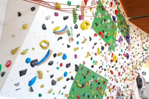 prvi šolski dan osnovna šola OŠ Železniki novi elementi plezalna stena nova / Foto: Tina Dokl