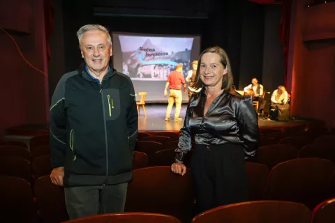 Gledali&scaron;ki omnibus Sočna Bov&scaron;čina Lokalna frazeologija gledali&scaron;ka skupina B'C iz Bovca KUD Pirniče abonma na fotografiji Peter Cuder in Anica Horvat / Foto: Tina Dokl