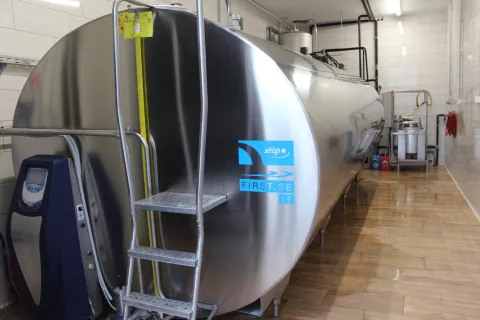 Cisterna za surovo mleko / Foto: Cveto Zaplotnik