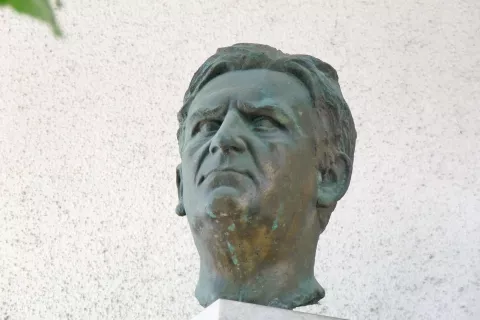 Kiparski portret pisatelja Toneta Svetine na pročelju njegove galerije na Bledu, fotografija iz knjige Slovenska pisateljska pot, 2013. / Foto: Miran Hladnik