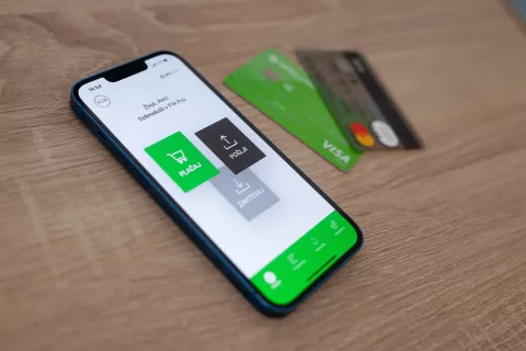 Z uporabo digitalnih bančnih poti, lahko izvedemo transakcijo, ne da bi poznali &scaron;tevilko naslovnikovega transakcijskega računa in ostalih podatkov. / Foto: Ale&scaron; Senožetnik