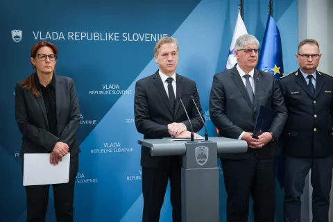 Ljubljana, vlada RS.Izjava za medije predsednika vlade Roberta Goloba in resornih ministrov glede tragicnega dogodka smrtonosnega napada v Novem mestu.Ministrica za pravosodje Andreja Katic, predsednik vlade Robert Golob, minister za notranje zadeve Bostjan Poklukar in generalni direktor policije Damjan Petric. / Foto: Daniel Novaković/sta