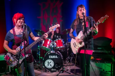 Neukrotljive pinkepanke – Sar, Ana in Alex – so z brezkompromisnim pankom, ostrimi besedili in hipnotično odrsko prezenco dale sobotnemu večeru neizbrisen pečat. / Foto: Primož Pičulin