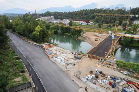 Opremljanje območja soseske ob Savi