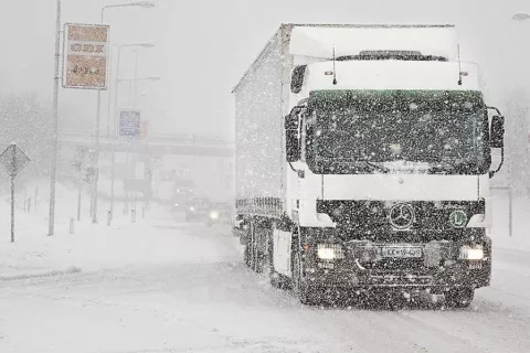 Nekateri vozniki težjih tovornjakov tudi tokrat niso upo&scaron;tevali opozorila, da se morajo ob začetku sneženja izločiti iz prometa. / Foto: Gorazd Kavčič