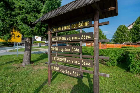 Simbolična fotografija Občina ŽirovnicaPot kulturne dedi&scaron;čine ŽirovnicaPre&scaron;ernova rojstna hi&scaron;aČopova rojstna hi&scaron;aFinžgarjeva rojstna hi&scaron;aJalnova rojstna hi&scaron;ainformativna tabla / Foto: Nik Bertoncelj