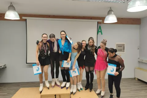 Podelitev medalj tekmovalkam, med katerimi je tudi predstavnica Drsalnega kluba Labod Bled Anelisa Ovsenik (v roza obleki). / Foto: Klara Mrak