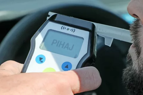 V policijski kontroli v noči z 28. na 29. november 2015 je moral minister Boris Koprivnikar opraviti alkotest, katerega rezultat je bil v mejah dovoljenega. Slika je simbolična. / Foto: Tina Dokl / Foto: 