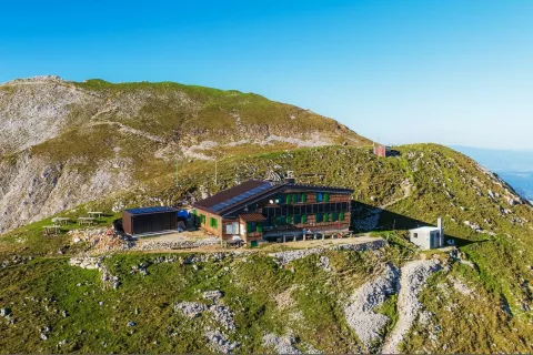 Prešernovo kočo na Stolu napaja sonce