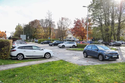 Začasno bodo uredili parkirišče