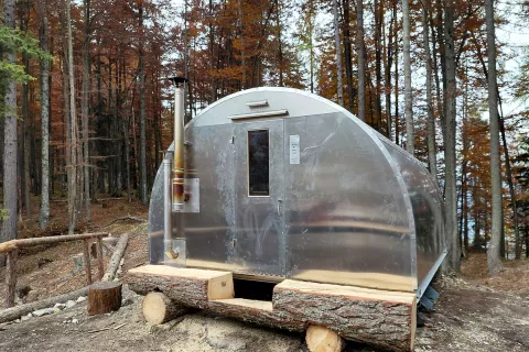 Novi bivak ustvarili iz pločevink