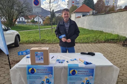 Prostovoljec na akciji v Škofji Loki je bil tudi tajnik Župnijske Karitas Škofja Loka Milan Mur. / Foto: Fb Akcije Manj Svečk Za Manj Grobov