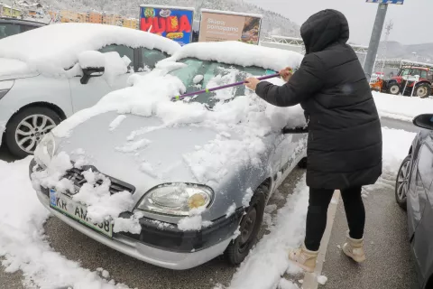 sneg čiščenje snega zasnežena cesta snežne razmere tranzit tovornjaki na cesti zastoj brez verig zimske gume zimskih gum / Foto: Tina Dokl