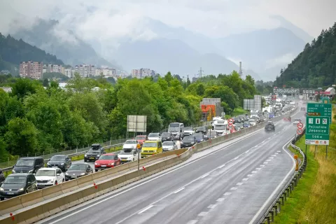 Avtocesta Jesenice kolona pred predorom Karavankezastoj v deževnem vremenu / Foto: Nik Bertoncelj
