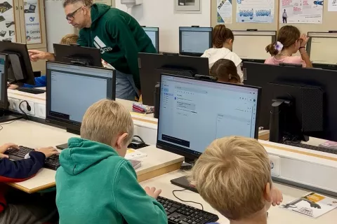 Osnovne šole v Kranju so prejele 400 obnovljenih računalnikov. / Foto: Mok