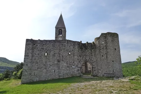 Cerkev Svete Trojice v Hrastovljah, kjer je izhodišče naše poti. / Foto: Jelena Justin