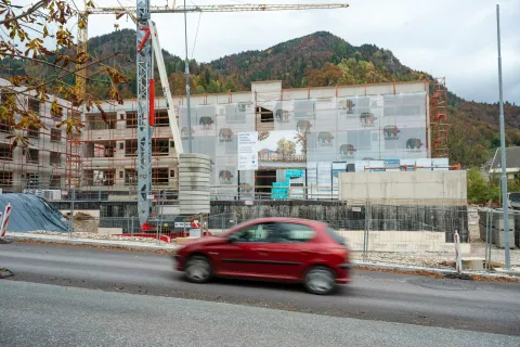 Gradnja ceste in blokov OPPN Partizan Jesenice / Foto: Nik Bertoncelj