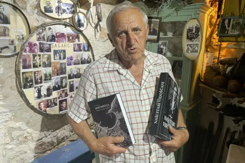 Muzej je uredil in vodi ga domačin Ivo Saganić, ki je tudi avtor knjige o / Foto: Maja Bertoncelj