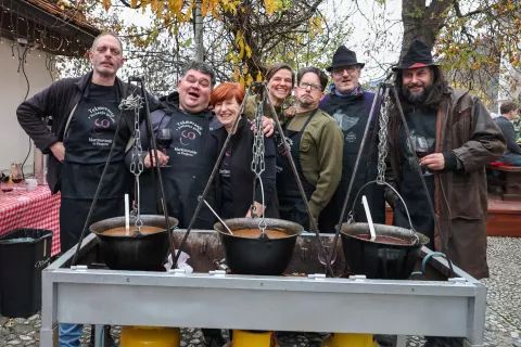 28 tekmovanje v kuhanju golaža cafe galerija Pungart Kranj na fotografiji z leve Samo Jakša, Franci Kuselj, Sonja Mlakar lastnica lokala, Tamara in Luka Mravinec, Klemen Markelj, Aljaž Primožič / Foto: Tina Dokl